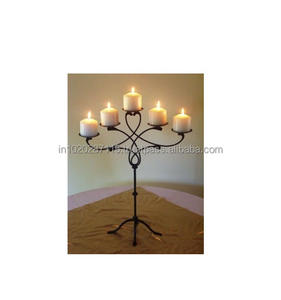 Grand candélabre antique en fer forgé avec un beau design de bras de défilement parfait pour créer des décors de table vintage intemporels - Product Image 3