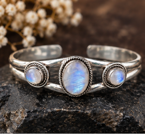 Bracelet manchette en argent avec pierre de lune arc-en-ciel, trois pierres précieuses à reflets bleus et design artisanal vintage - Product Image 4