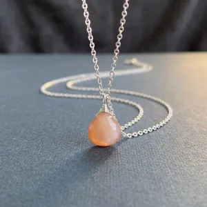Collier goutte d'eau en pierre de lune pêche, pendentif minimaliste superposable, teinte coucher de soleil chaleureuse, argent sterling 925, pierre de naissance de juin, blush, mariage - Product Image 4
