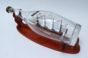 Bateau miniature en bois artisanal vintage et écologique, présenté dans une grande bouteille de vin Martell, avec une large gamme d'options de modèles de bateaux - Product Image 4