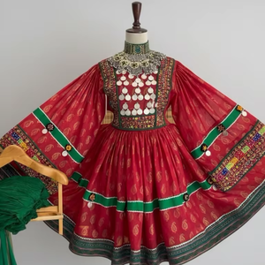 ชุดเดรสชนเผ่าอัฟกันสีแดงเข้มคลาสสิก พร้อมลายพิมพ์ลายดอกไม้สีทอง ประดับแถบสีเขียวตัดกัน และลายพิมพ์หลายแบบ - Product Image 1