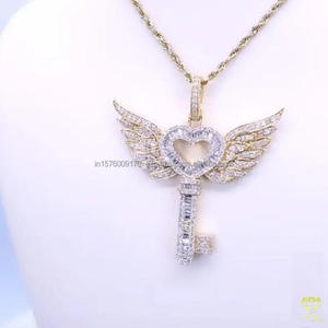 Colgante de Corazón con Alas Personalizado en Plata de Ley 925 con Engaste de Diamante Moissanite de Primera Calidad - Product Image 3