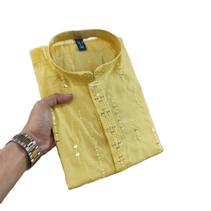 Kurta ethnique pour homme avec embellissements miroir, associé à un pyjama blanc, idéal pour les soirées et les événements culturels. - Product Image 2