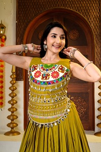 Ensemble Lehenga en coton jaune imprimé au bloc, haut brodé sans manches, jupe plissée longue, tenue traditionnelle indienne pour festival - Product Image 2