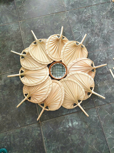Éventail artisanal en feuilles de palmier naturelles de qualité supérieure, fabriqué au Vietnam, éco-responsable et durable, idéal pour la décoration de mariage. - Product Image 6