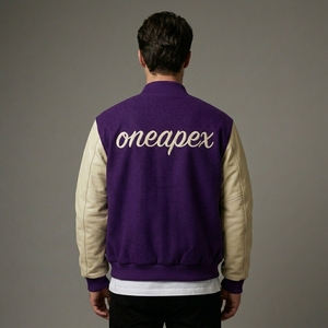 Veste en laine violette pour homme avec manches crème, col et poignets en tricot côtelé, fermeture éclair intégrale, streetwear décontracté haut de gamme, vêtement d'extérieur personnalisé bicolore - Product Image 3