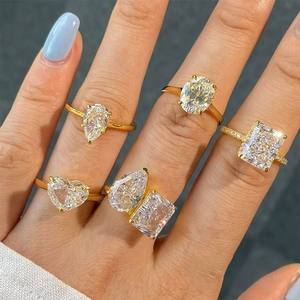 Anillo moderno de moissanita con corte esmeralda, engaste en tono plateado con borde reducido, joyería fina llamativa para mujer, ideal para regalos de boda. - Product Image 3
