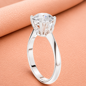 Bague de fiançailles élégante en or blanc avec diamants de laboratoire, pierres latérales, clarté VVS1-VVS2, plaqué rhodium, bijoux de mariée classiques et luxueux - Product Image 3