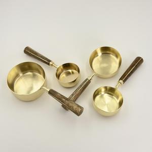 Juego de 4 Tazas y Cucharas Medidoras de Acero Inoxidable para Repostería, con Acabado Dorado PVD y Mango de Madera, para Uso Doméstico, Gran Venta - Product Image 4
