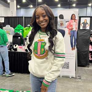 เสื้อสเวตเชิ้ตคอกลมลายทางสีขาว AKA ผ้าเชนิลล์ ปักตัวอักษรกรีกแบบพรีเมียม ทรงสวมใส่สบาย เหมาะสำหรับใส่ลำลอง - Product Image 4