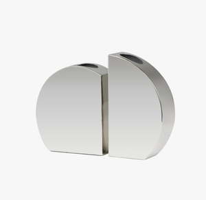 Ensemble de vases modernes en métal argenté demi-cercle - Lot de 2 récipients géométriques contemporains pour la décoration intérieure de luxe - Product Image 1