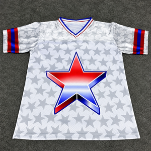Maillot de football personnalisé à motif étoile sublimé, manches courtes pour homme, en polyester respirant, vêtement adulte, blanc avec bordures rouges et bleues - Product Image 1
