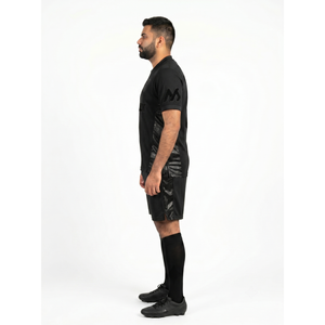 เสื้อฟุตบอลสีดำแบบมินิมอลลิสต์ รุ่น Dri-Fit Pro ผ้าตาข่ายเนื้อแมตต์ 160GSM แบบกำหนดเอง พร้อมชื่อทีม ชุดฟุตบอลชาย ผู้ผลิต OEM - Product Image 3