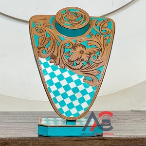 Présentoir à bijoux vintage en cuir, style western, gravé à la main, à motifs floraux et à carreaux, buste de présentation élégant pour colliers - Product Image 1