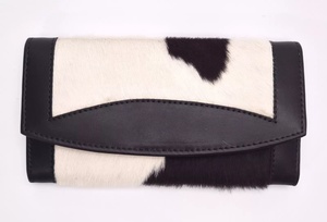 Porte-cartes portefeuille pour passeport personnalisé en cuir avec poils de vache pour femmes - Product Image 1