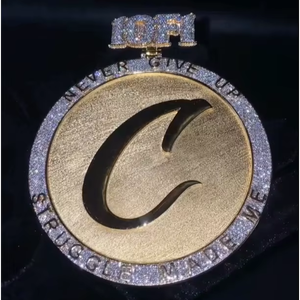 Colgante Hiphop Redondo de Plata 925 con Baño de Oro de 18k, Efecto Esmerilado, Diamantes VVS, Colgante Personalizado con Moissanita - Product Image 1