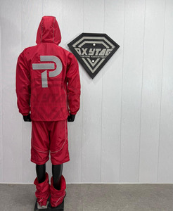 Ensemble coupe-vent rouge personnalisé haut de gamme avec surpiqûres réfléchissantes, veste à capuche, short et bas de jambe, vêtements de sport par le fabricant Oxytag - Product Image 2