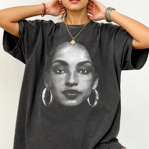 เสื้อยืดผู้หญิงคอตตอน 100% หนานุ่ม คุณภาพสูง 300GSM ไซส์ใหญ่ พิมพ์ลายโลโก้ด้วยผ้าไหมแบบสั่งทำ สำหรับฤดูร้อน ขายส่ง - Product Image 1