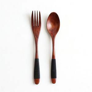 Cuillère de cuisine en silicone mat antiadhésive, résistante à la chaleur, facile à nettoyer, avec manche en bois, design robuste, pour servir, mélanger, remuer - Product Image 5