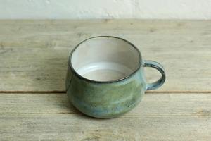 Tasse en céramique finie à la main avec glaçure réactive terreuse, profil large, prise en main confortable, isolation thermique pour une infusion détente à la maison - Product Image 5