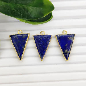 Pendentif triangulaire en howlite électroplaqué, howlite naturelle 20x15mm, plaqué or, fait main, connecteur pour la fabrication de bijoux - Product Image 3