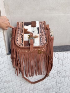 Bolso Bandolera de Cuero Auténtico Hecho a Mano con Flecos y Grabado Artesanal Estilo Bohemio Gitano, con Pelo de Vaca, Venta al por Mayor - Product Image 5