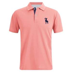 Chemise de golf pour homme en jersey polyester/coton à manches courtes, couleur corail, avec logo de chèvre imprimé par transfert thermique sur le devant, coupe décontractée classique - Product Image 1