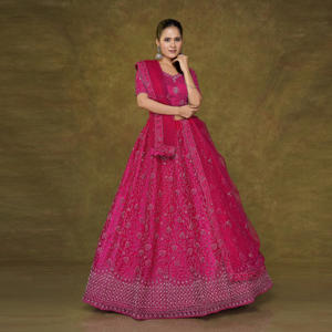 Lehenga Choli con intrincados adornos de Resham, falda amplia regal, blusa ajustada y dupatta fluida para celebraciones de boda - Product Image 3