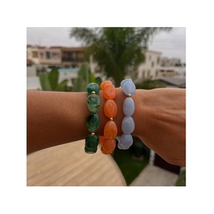 Bracelet en résine artisanal au design artistique et moderne raffiné, bijou élégant pour les passionnés de mode du monde entier - Product Image 1