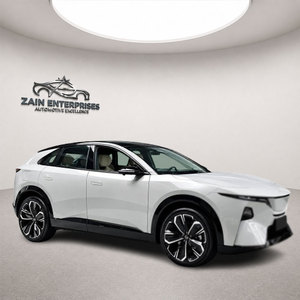 SUV électrique moderne blanc avec toit noir et jantes en alliage Ma-z-d-a E-Z-60 2026, berline électrique de luxe - Product Image 1