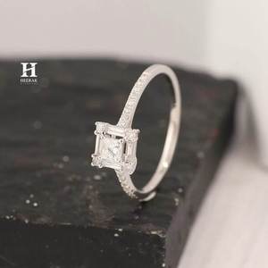 Anillo de compromiso de lujo con halo de diamantes cultivados en laboratorio, corte princesa, oro blanco de 14K, micro pavé, halo cuadrado, joyería de boda - Product Image 2