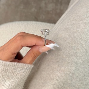 Bague de fiançailles pour femme avec diamant de laboratoire taille ovale, style classique, plaqué or 18 carats, couleur D, en platine - Product Image 4