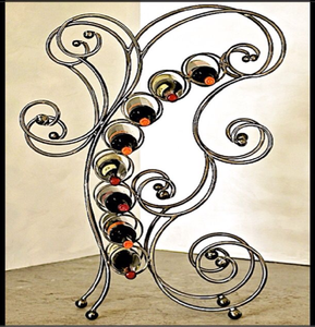 Grand présentoir de sol orné de sculptures décoratives, capable de contenir neuf bouteilles de vin, en métal, avec un motif de vigne magnifique. Achetez à prix de gros. - Product Image 1