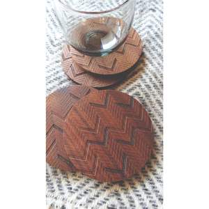 Juego de 4 Posavasos de Madera y Resina Hechos a Mano, Posavasos Cuadrados de Madera con Incrustaciones de Chevron Modernas para Decoración del Hogar, Mesa de Café - Product Image 5