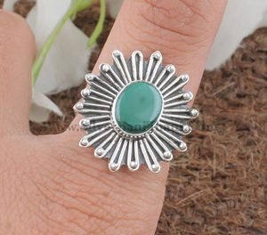 Anillo de Plata de Ley 925 con Malaquita Natural de Corte Ovalado, Anillo de Boda Clásico Hecho a Mano, Anillo con Gema Ovalada de Piedra Verde para Mujer - Product Image 5