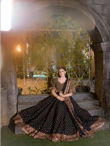 Lehenga Choli Maxi Noir Vintage Brodé à Pois pour Femme, en Tissu Modal, à Ourlet Évasé, Réversible, Coupe Classique, pour Mariage et Fête - Product Image 2