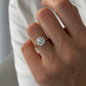 Bague solitaire élégante en diamant de laboratoire 2,5 carats E VVS2, avec bande cintrée de 2 mm, en or jaune 14 carats bicolore, sertissage tulipe, certifiée IGI - Product Image 2