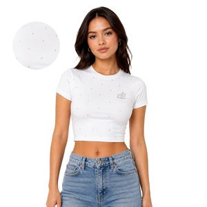 Camiseta de mujer con pedrería dispersa, manga corta, logotipo personalizado, top corto con pedrería, ropa urbana moderna, camiseta glamorosa refinada. - Product Image 1