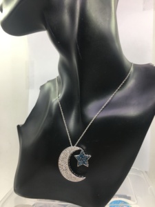Collier pendentif demi-lune en diamant naturel blanc et bleu JEWELSPAARK 1,28 carats pour femmes, argent sterling 925 plaqué rhodium, mariage - Product Image 3