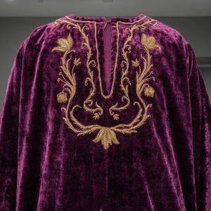 Vestimenta Litúrgica de Terciopelo Morado Bordada a Mano con Oro de Lujo, Sakkos para Clérigos de Iglesia, Túnica Ceremonial para Sacerdotes Ortodoxos - Product Image 2