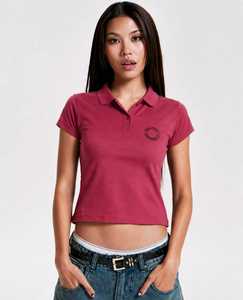 เสื้อโปโลแขนสั้นสีแดงเลือดหมูสำหรับผู้หญิงจาก One Ten Apparels ทรงครอปพอดีตัวพร้อมโลโก้ด้านหน้า - Product Image 1