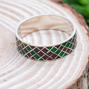 Vente en gros de bagues vintage unisexes en argent sterling 925 avec motif géométrique en émail rouge et vert, bijoux Memoria - Product Image 2