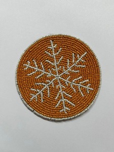 Sous-verre moderne écologique fait main en perles motif fleur de poinsettia, tapis de table de Noël 4x4 pouces rouge vert or - Product Image 6