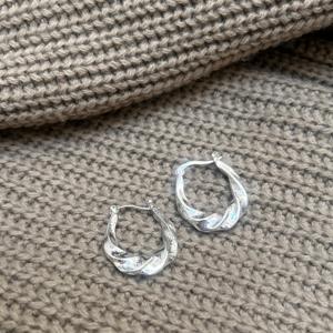 Pendientes de aro de latón retorcido, Pendientes delicados de latón bañado en plata, Pendientes finos de latón para mujer, Pendientes de latón texturizado al por mayor - Product Image 4