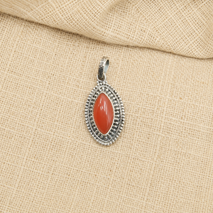Pendentif artisanal en cornaline rouge marquise, en argent sterling 925, plaqué or rose et or jaune, style vintage perlé, pièce maîtresse - Product Image 1