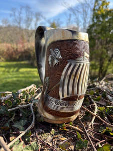 Tendance du moment : Chope rustique en corne de bœuf style Viking, fabriquée à la main, pour bière médiévale, idéale pour festivals, cosplay et bar à domicile - Product Image 5