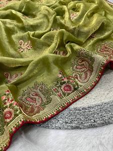 Sari de satén de seda Fandy con bordado de motivos de cisne – Hilos multicolor y trabajo de diamantes para fiestas - Product Image 3