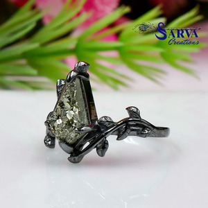 Anillo Geométrico Triangular de Plata de Ley 925 con Baño de Rodio y Pirita Natural para Mujer - Product Image 1