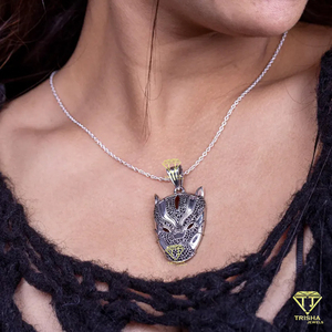 Collar con Colgante de Máscara de Superhéroe Premium con Diamantes Cultivados en Laboratorio y Diseño con Acabado Plateado - Product Image 1