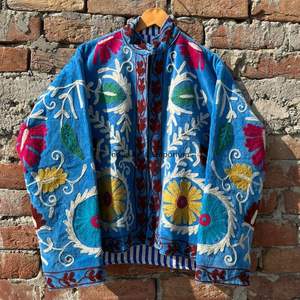Chaqueta de algodón Suzani hecha a mano en India, chaqueta corta bordada a mano, abrigo unisex, chaqueta corta Suzani hecha a mano - Product Image 2